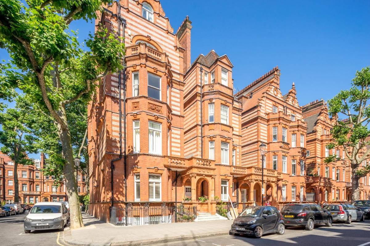 1 minute from Sloane square Homm walkable to Harrods and Kings Road