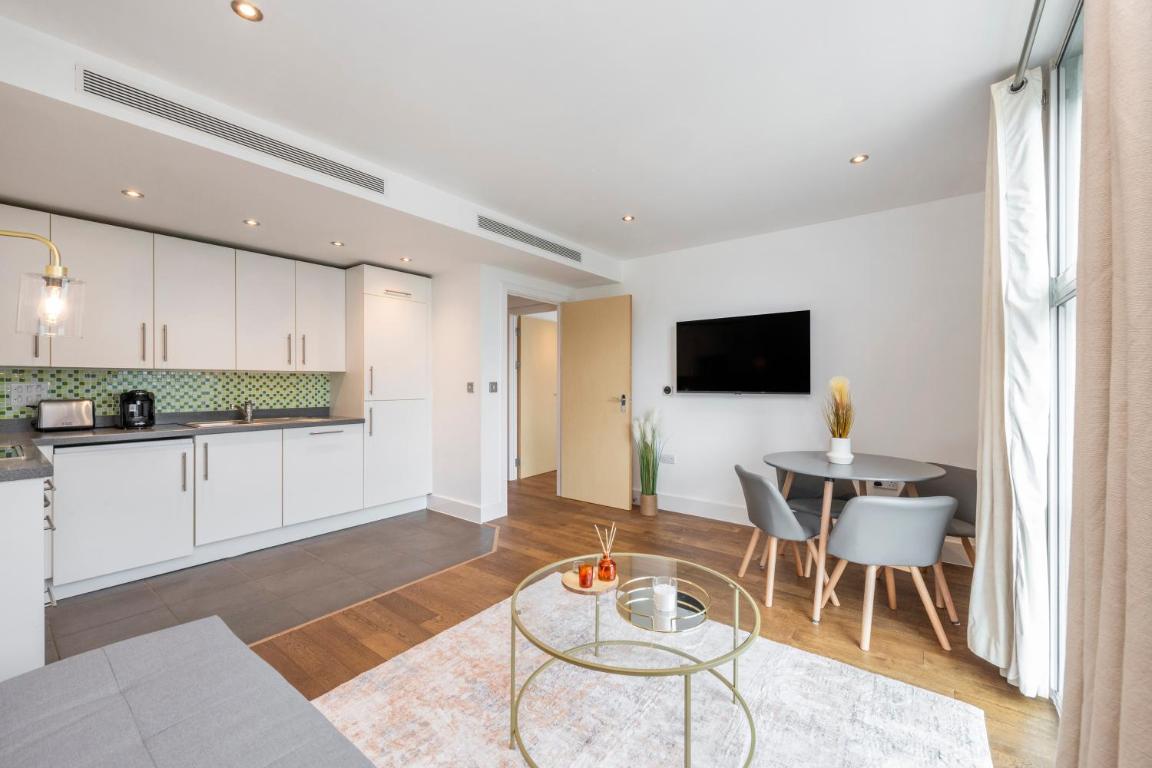 2 Bed Apartment in Chelsea with AC