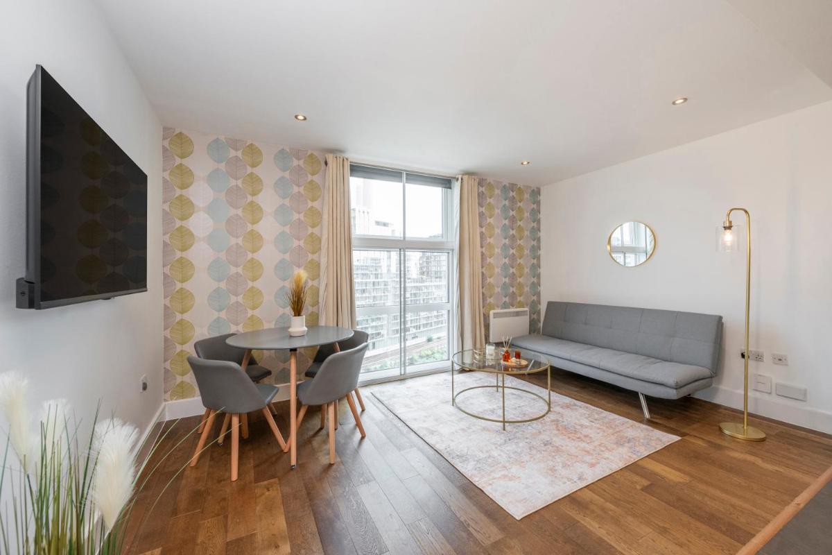 2 Bed Apartment in Chelsea with AC