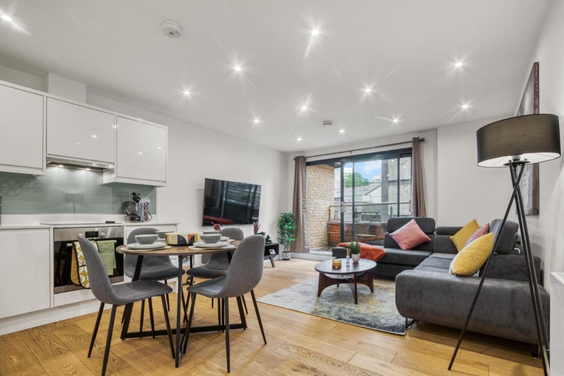 A Vibrant 2 Bed & 2 Bath in Old Street ZONE 1