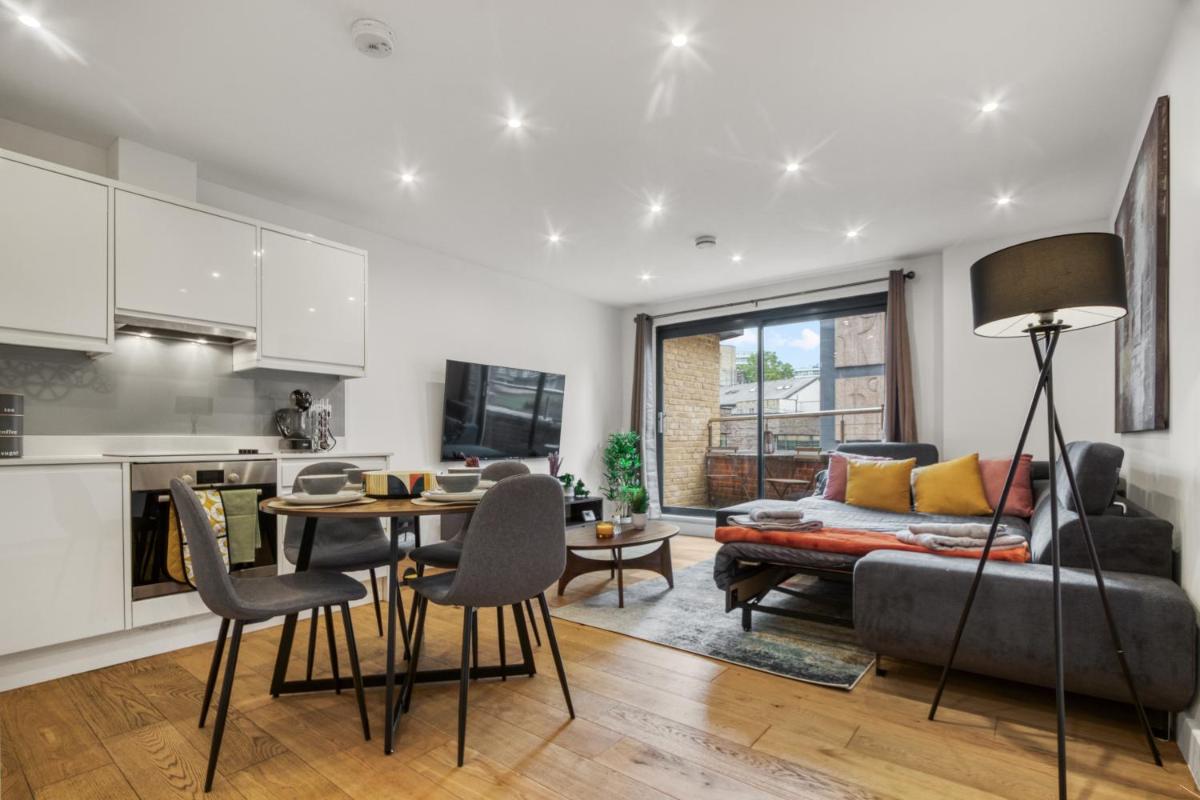 A Vibrant 2 Bed & 2 Bath in Old Street ZONE 1