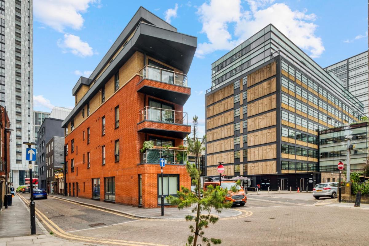 A Vibrant 2 Bed & 2 Bath in Old Street ZONE 1