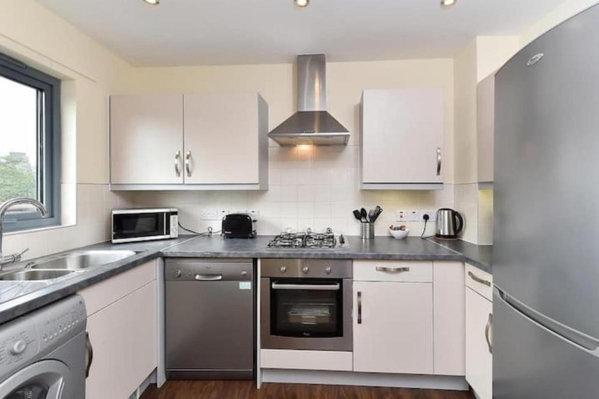 Bright 2 Bedroom Flat in Lambeth With Balcony