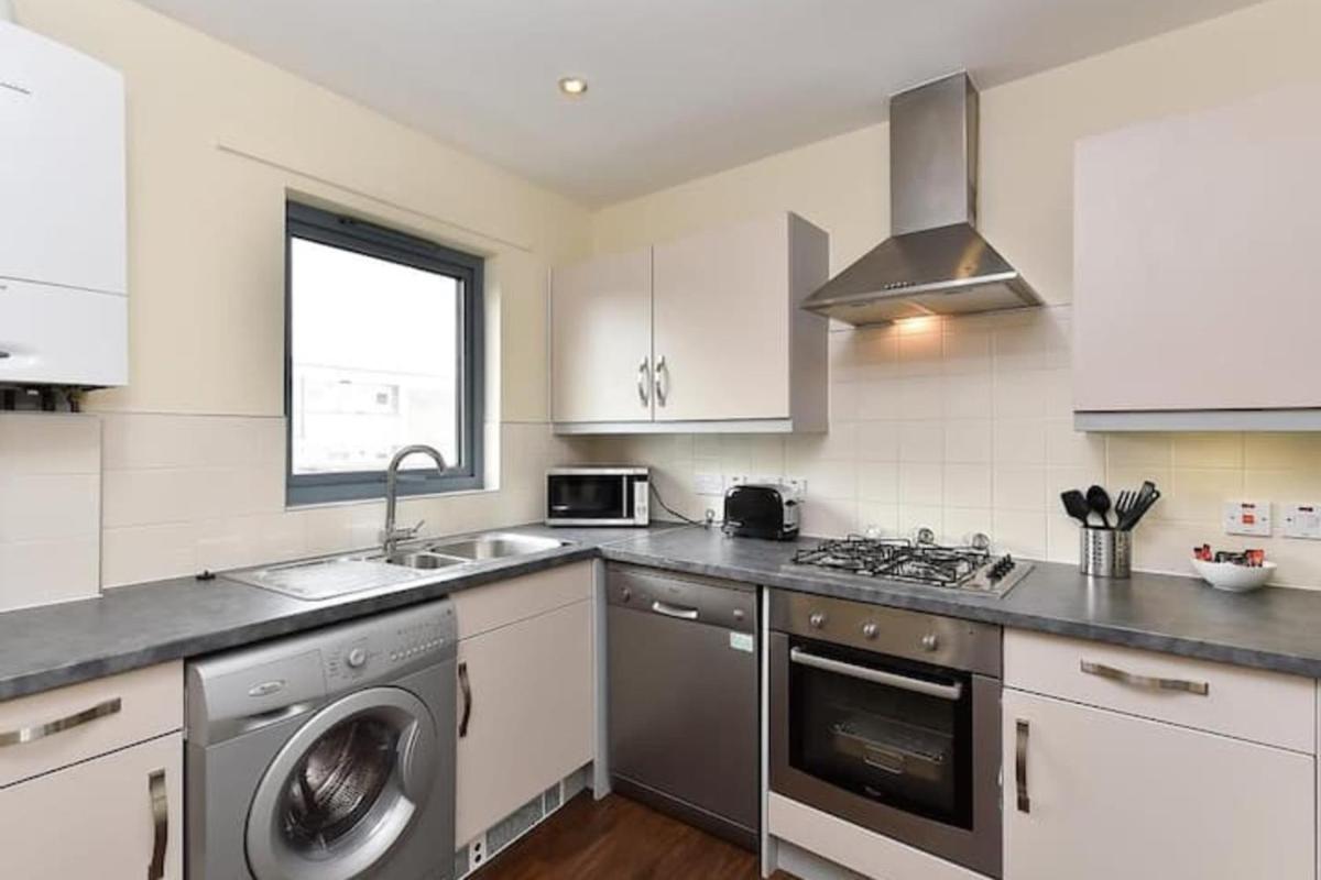 Bright 2 Bedroom Flat in Lambeth With Balcony