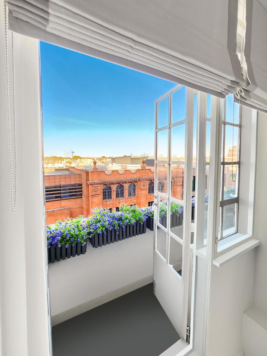 Chelsea Flat 10 mins Harrods, Balcony, Gym, Air Conditioning