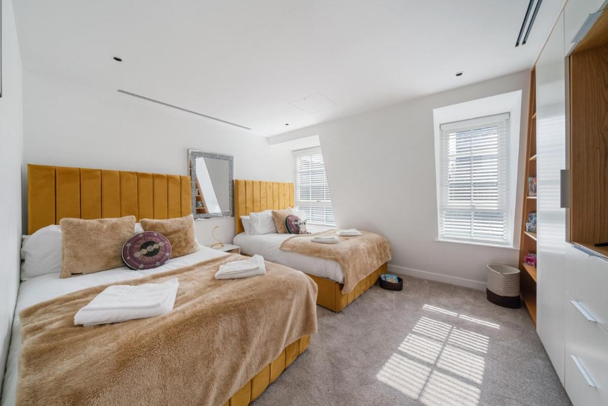 Elegant 3-Bedroom Penthouse in Marble Arch 70