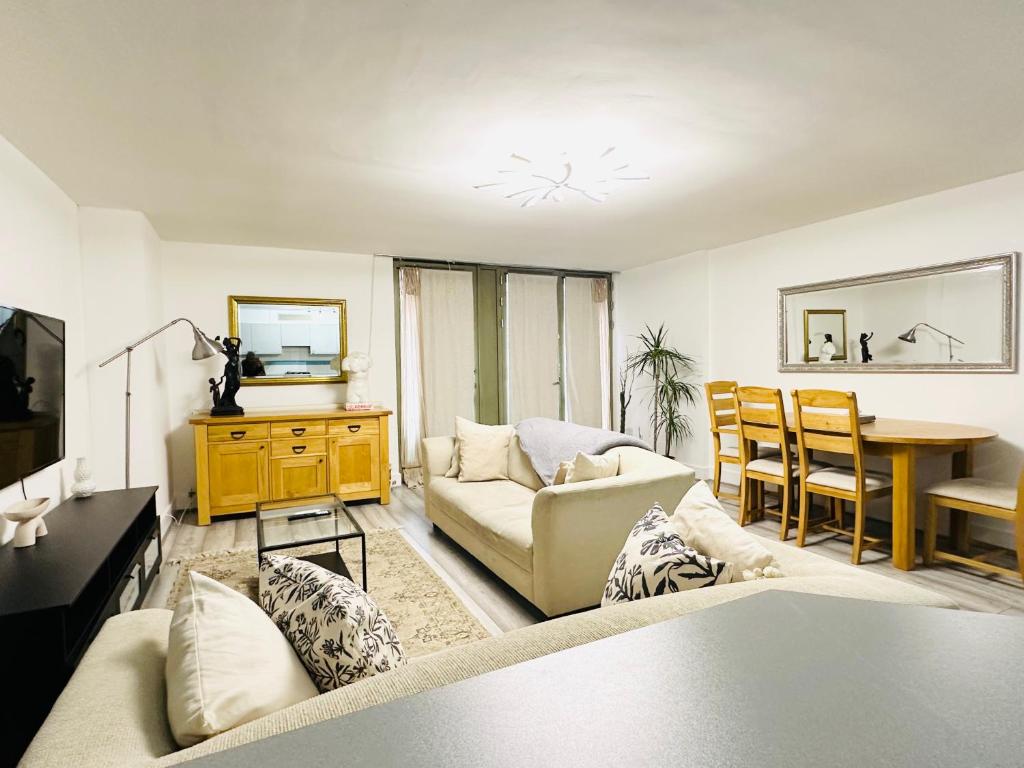 Entire 1 Bedroom Flat at Kensington Gardens Square Close to Hyde Park, Paddington St