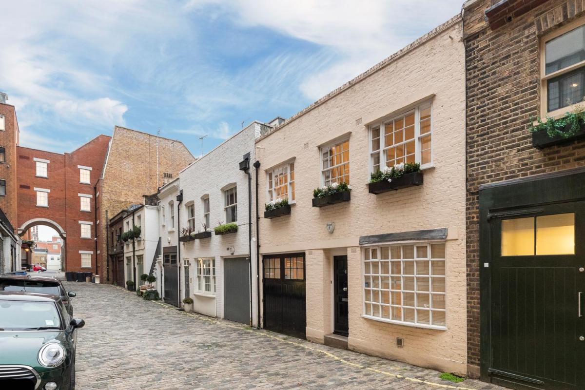 JOIVY Stylish 3 bed mews house with patio in Marylebone