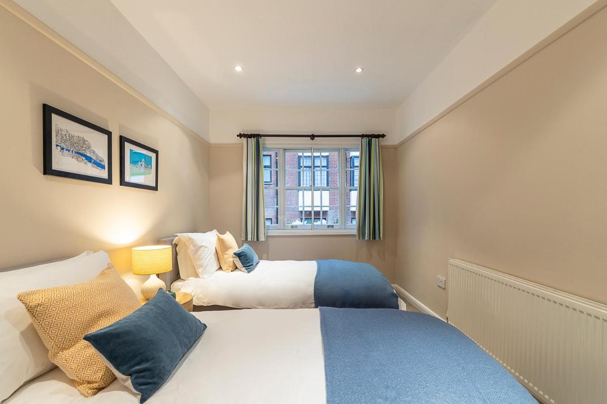 JOIVY Stylish 3 bed mews house with patio in Marylebone