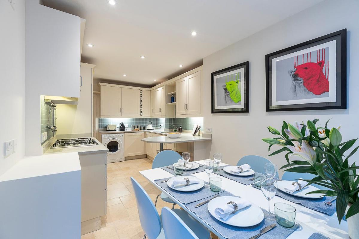 JOIVY Stylish 3 bed mews house with patio in Marylebone