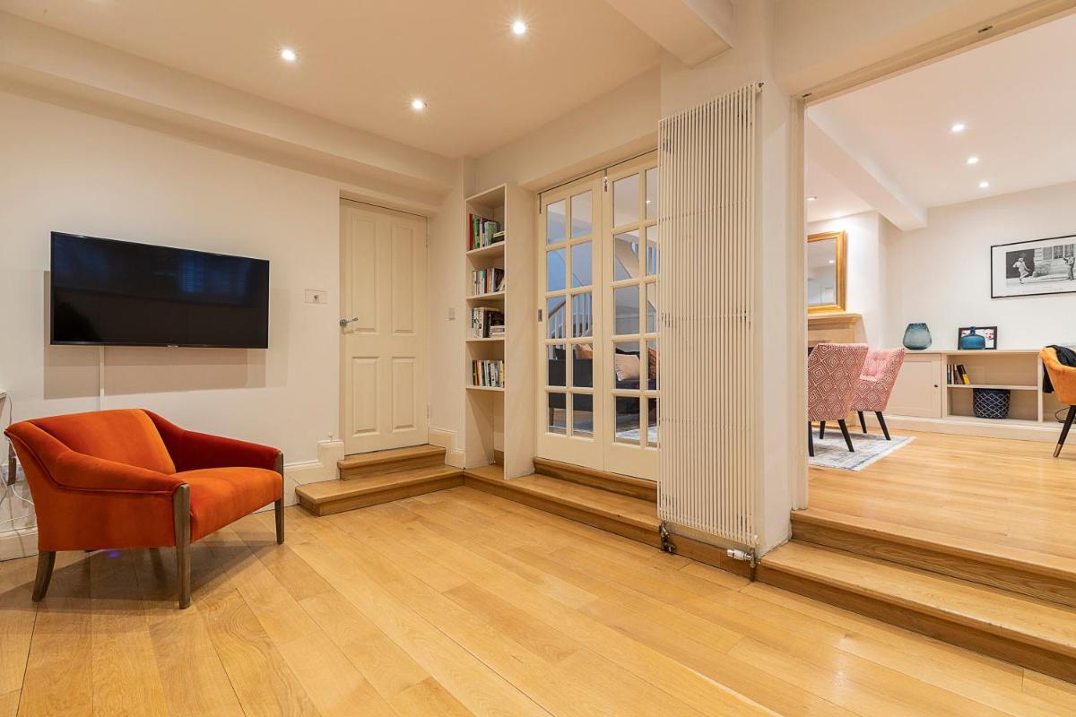 JOIVY Stylish 3 bed mews house with patio in Marylebone