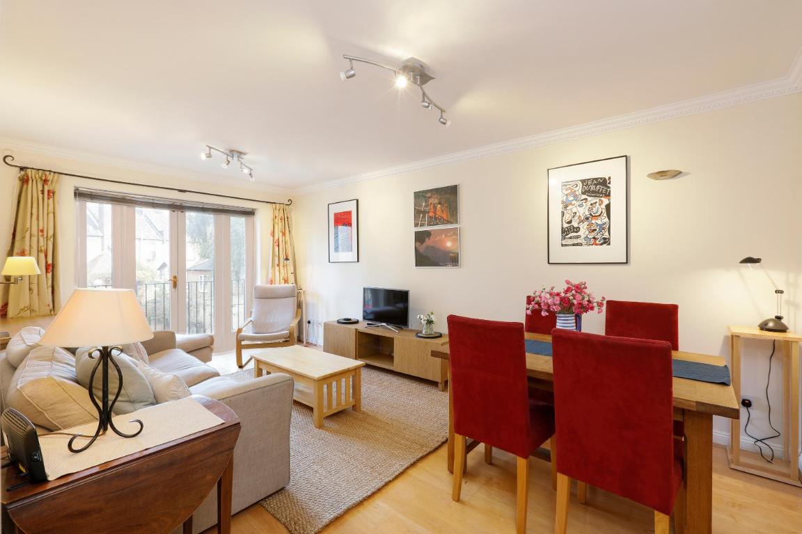 JOIVY Sunny 2-bed Apt with terrace, 15mins to London Eye