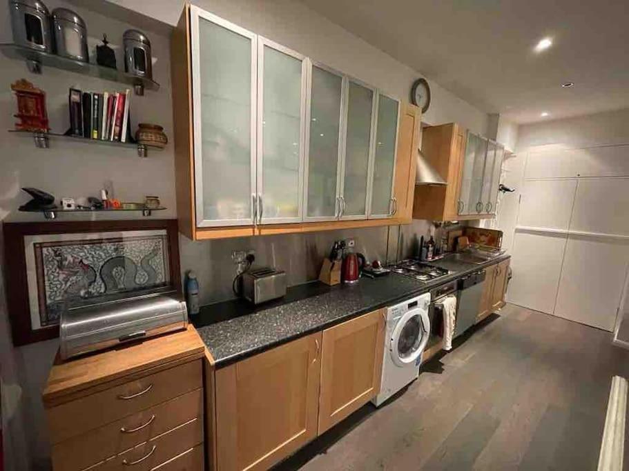 Large Studio flat in Kensington