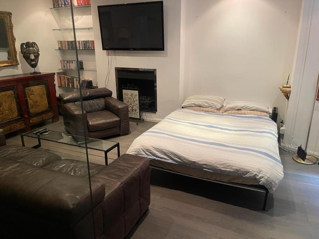 Large Studio flat in Kensington