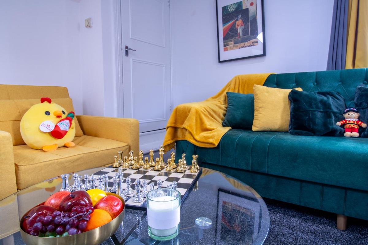 Luxurious 1-Bedroom Penthouse on Oxford Street 11G