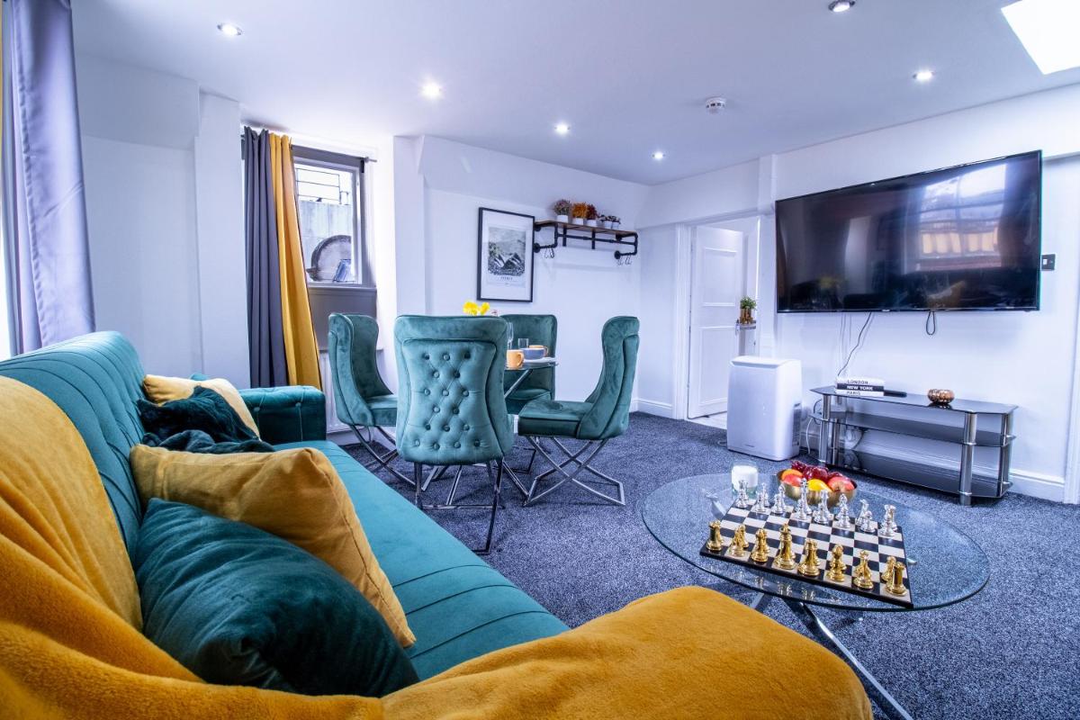 Luxurious 1-Bedroom Penthouse on Oxford Street 11G