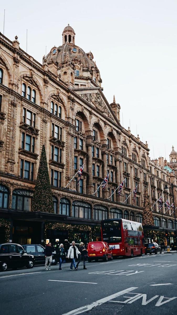 Luxury Knightsbridge apartment outside Harrods