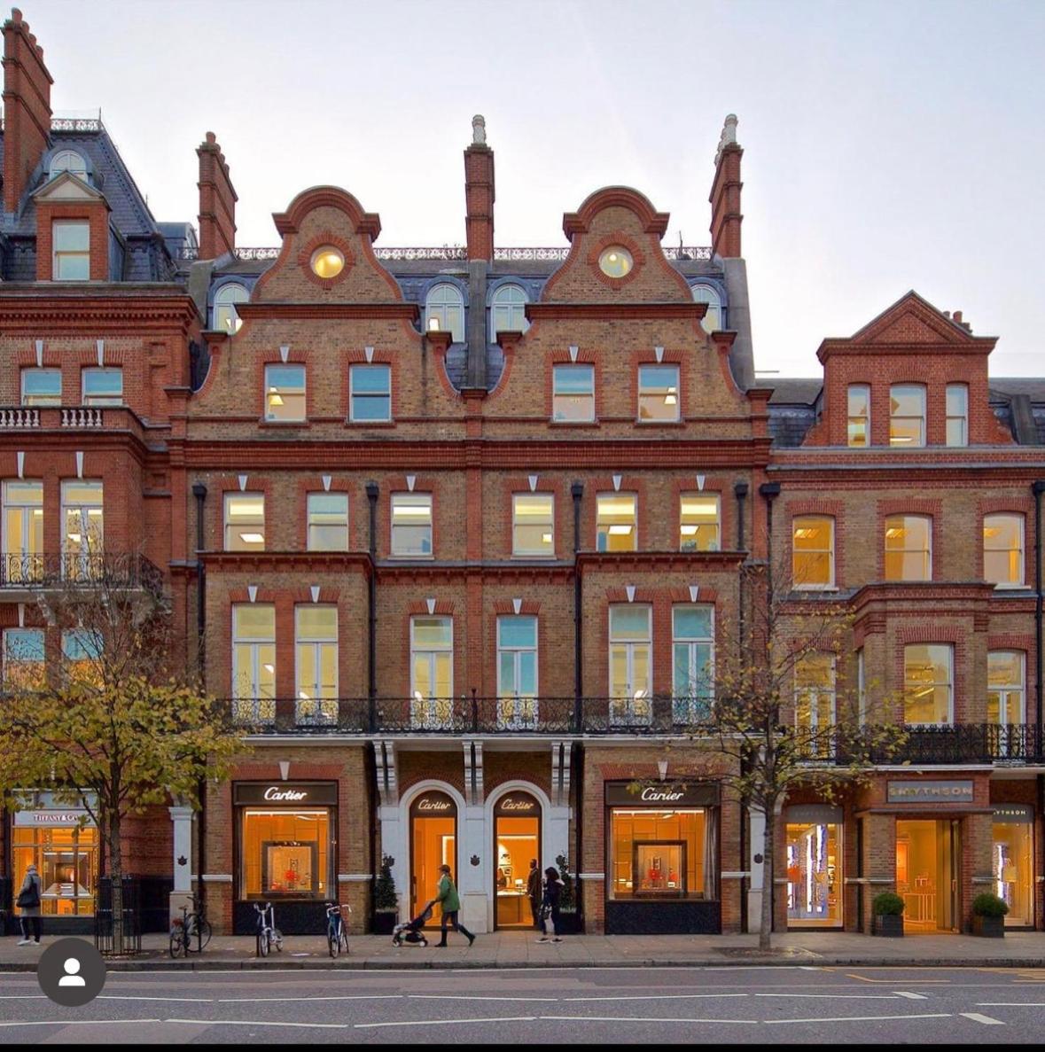 Luxury Knightsbridge apartment outside Harrods