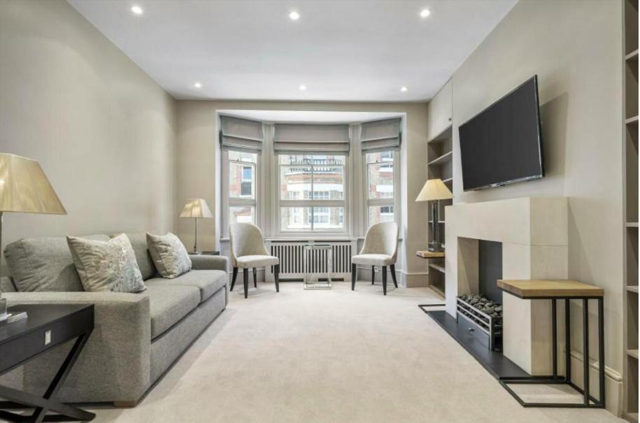 Luxury Knightsbridge apartment outside Harrods