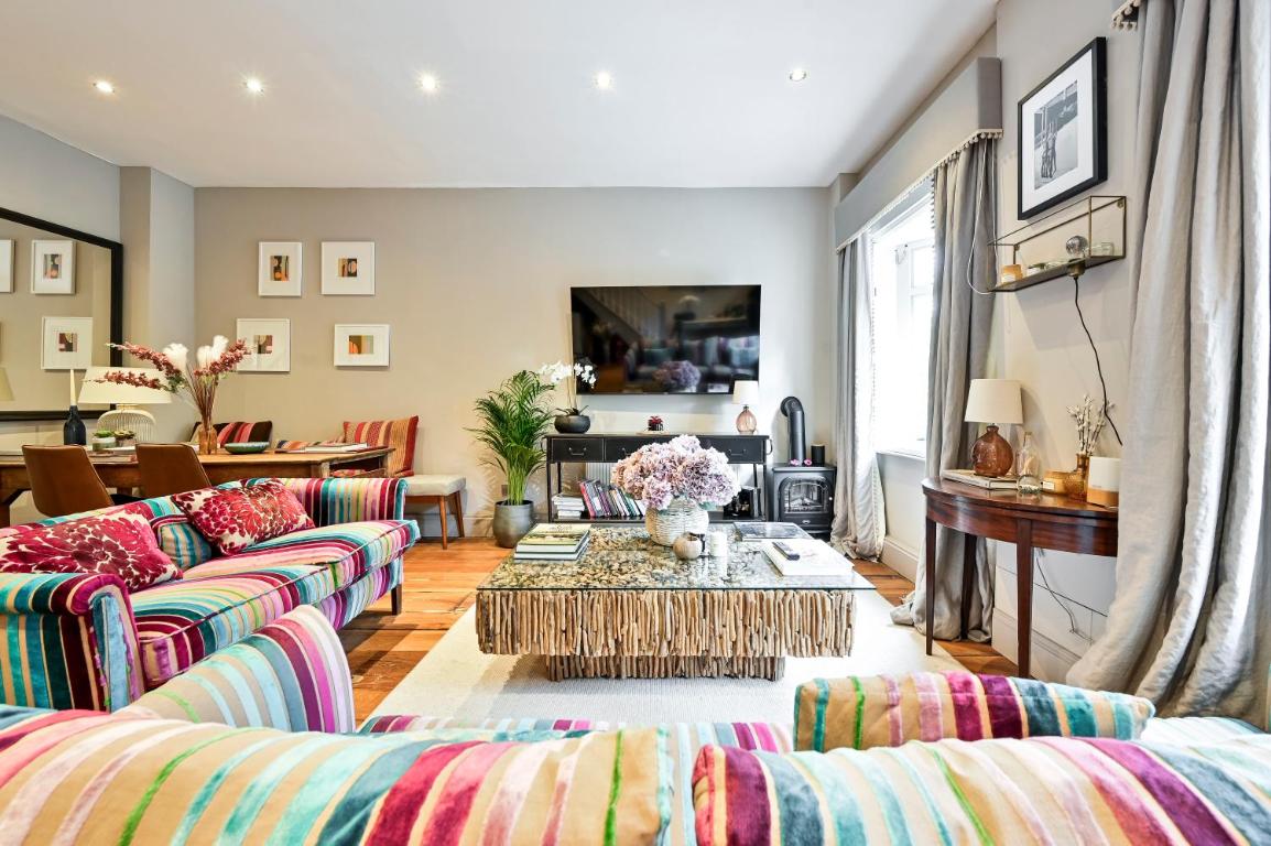 Magnificent 2 Bed Hyde Park Mews House