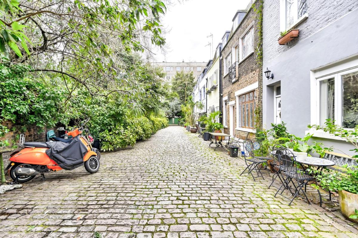 Magnificent 2 Bed Hyde Park Mews House