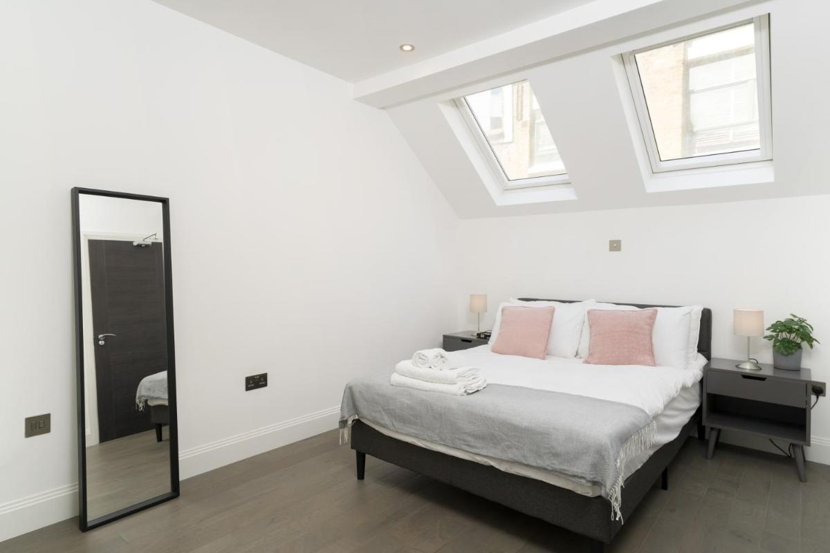 Oxford Street 2 Bedr, 3 Beds, 2,5 Bath, 2 min subway