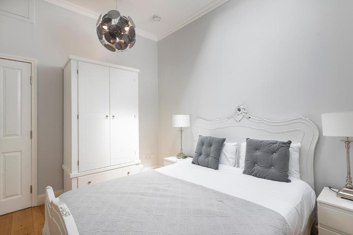 PenthouseStays Notting Hill – Spacious 3 Bedroom King Bed Apartment – near Portobello Road & Kensington High Street