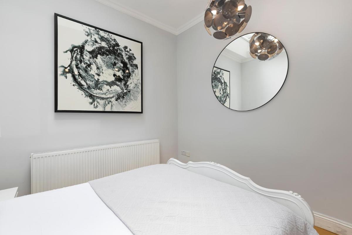 PenthouseStays Notting Hill – Spacious 3 Bedroom King Bed Apartment – near Portobello Road & Kensington High Street