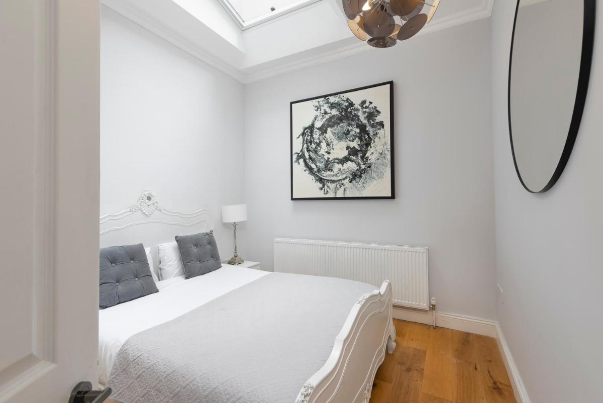 PenthouseStays Notting Hill – Spacious 3 Bedroom King Bed Apartment – near Portobello Road & Kensington High Street