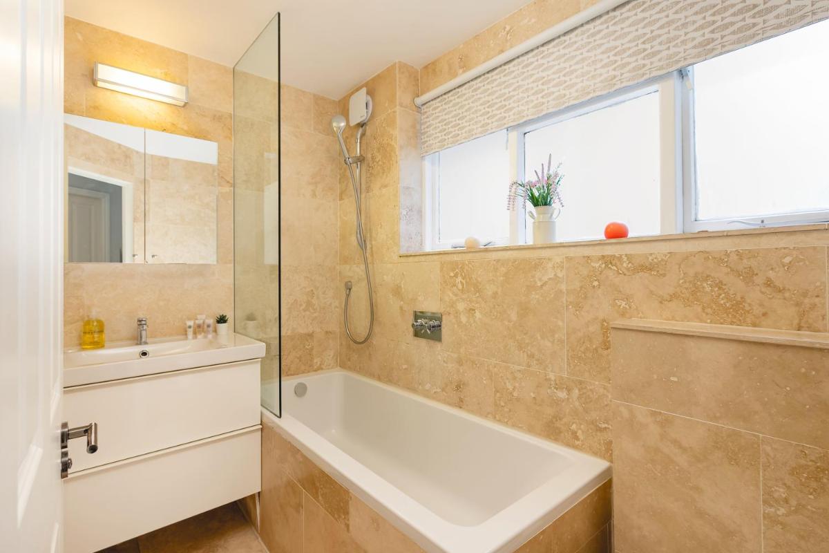 PenthouseStays Notting Hill – Spacious 3 Bedroom King Bed Apartment – near Portobello Road & Kensington High Street