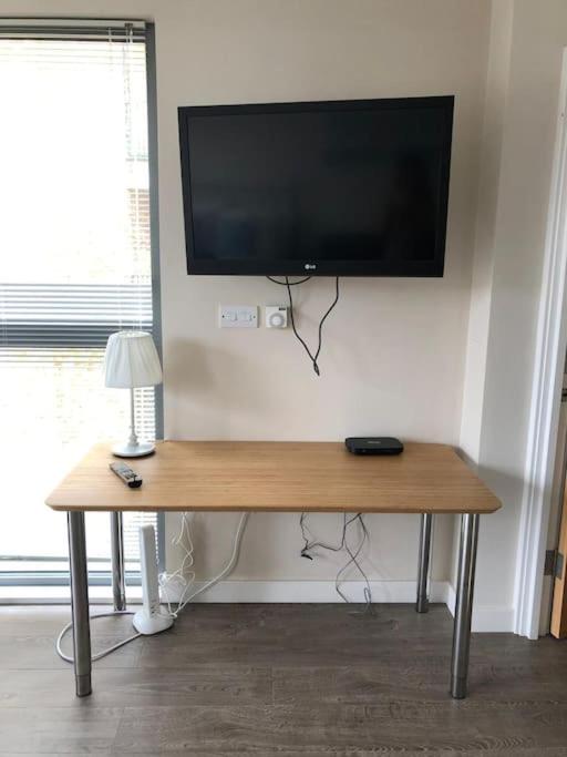 STUDIO Apartment opposite shoreditch Park