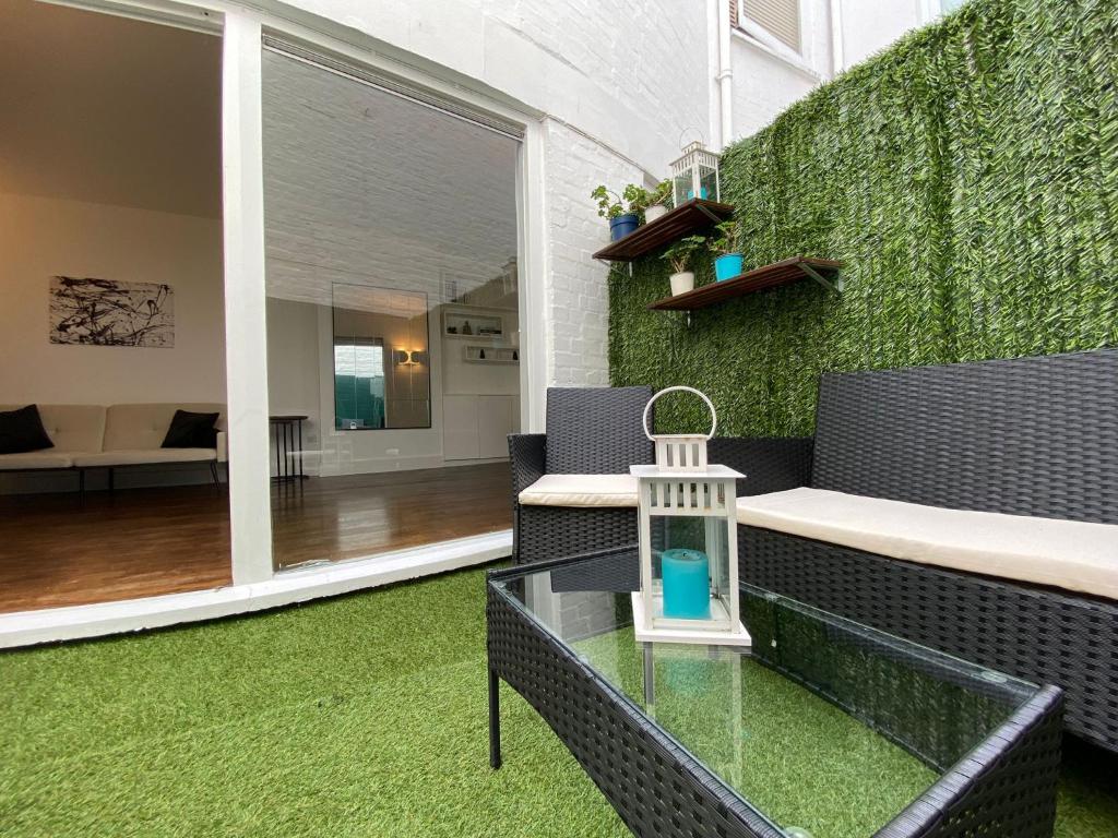 Spacious 1 BR flat with private garden. Ideal for business travelers and couples. 2 mins away from Paddington station.