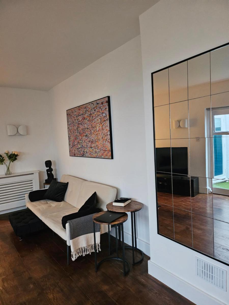 Spacious 1 BR flat with private garden. Ideal for business travelers and couples. 2 mins away from Paddington station.