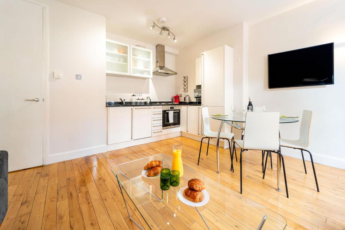 Spacious Apartment with a balcony in Prime Location in Farringdon