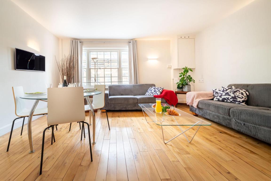 Spacious Apartment with a balcony in Prime Location in Farringdon