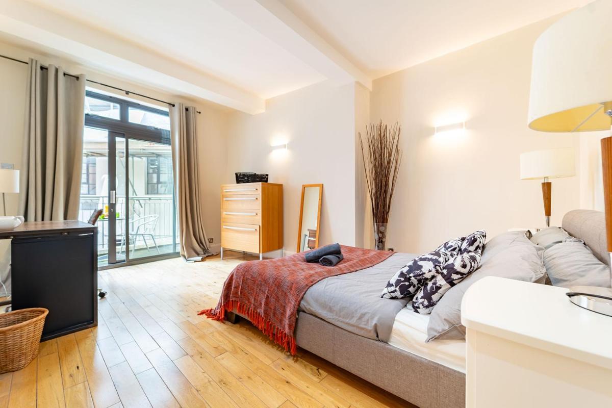 Spacious Apartment with a balcony in Prime Location in Farringdon