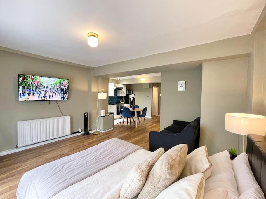 Spacious studio flat next to Earls Court Station