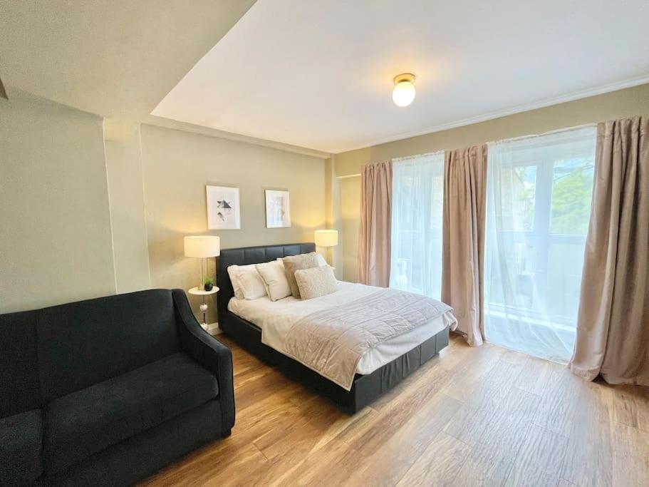 Spacious studio flat next to Earls Court Station