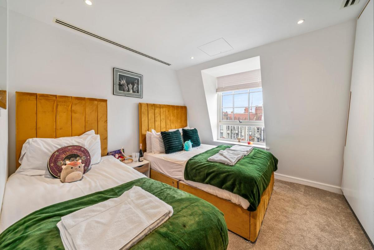 Spectacular 2-Bedroom Penthouse in Marble Arch 75