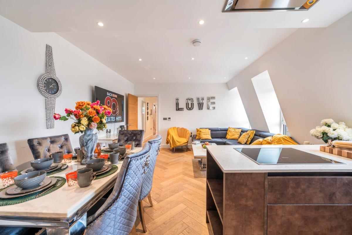 Spectacular 2-Bedroom Penthouse in Marble Arch 75