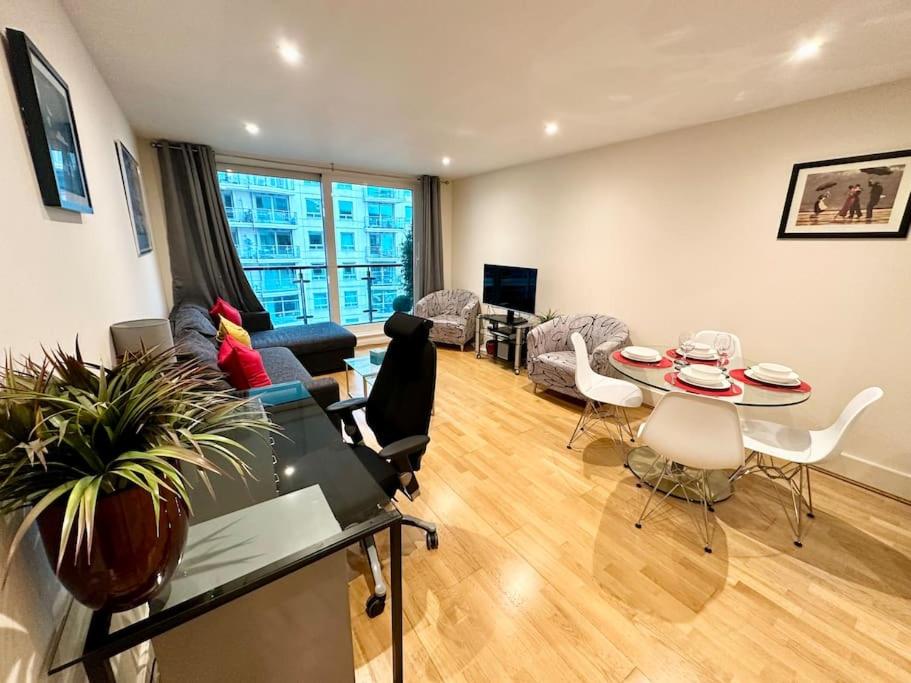 Stunning 2 Bed Thames River View – Central London