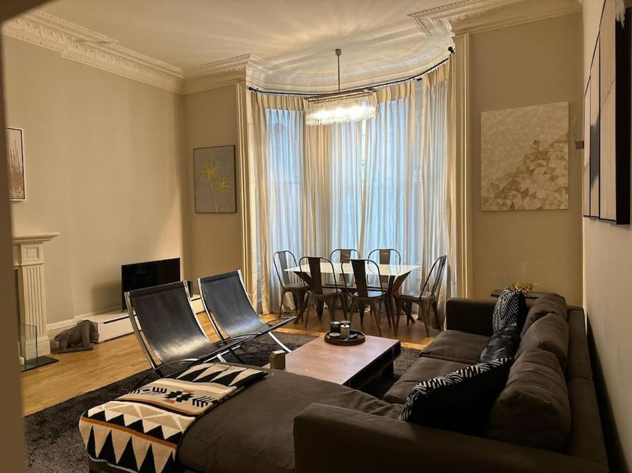 Stunning 2 bed/2bath flat in heart of Kensington