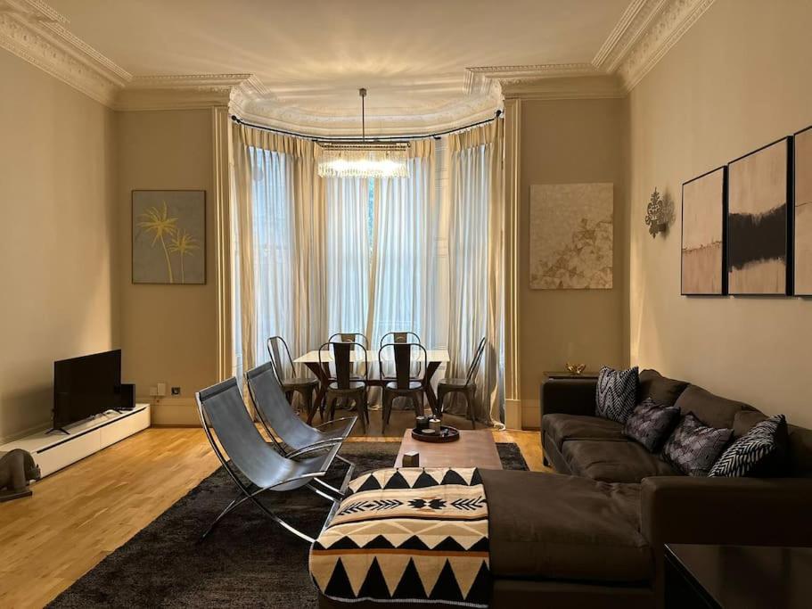 Stunning 2 bed/2bath flat in heart of Kensington