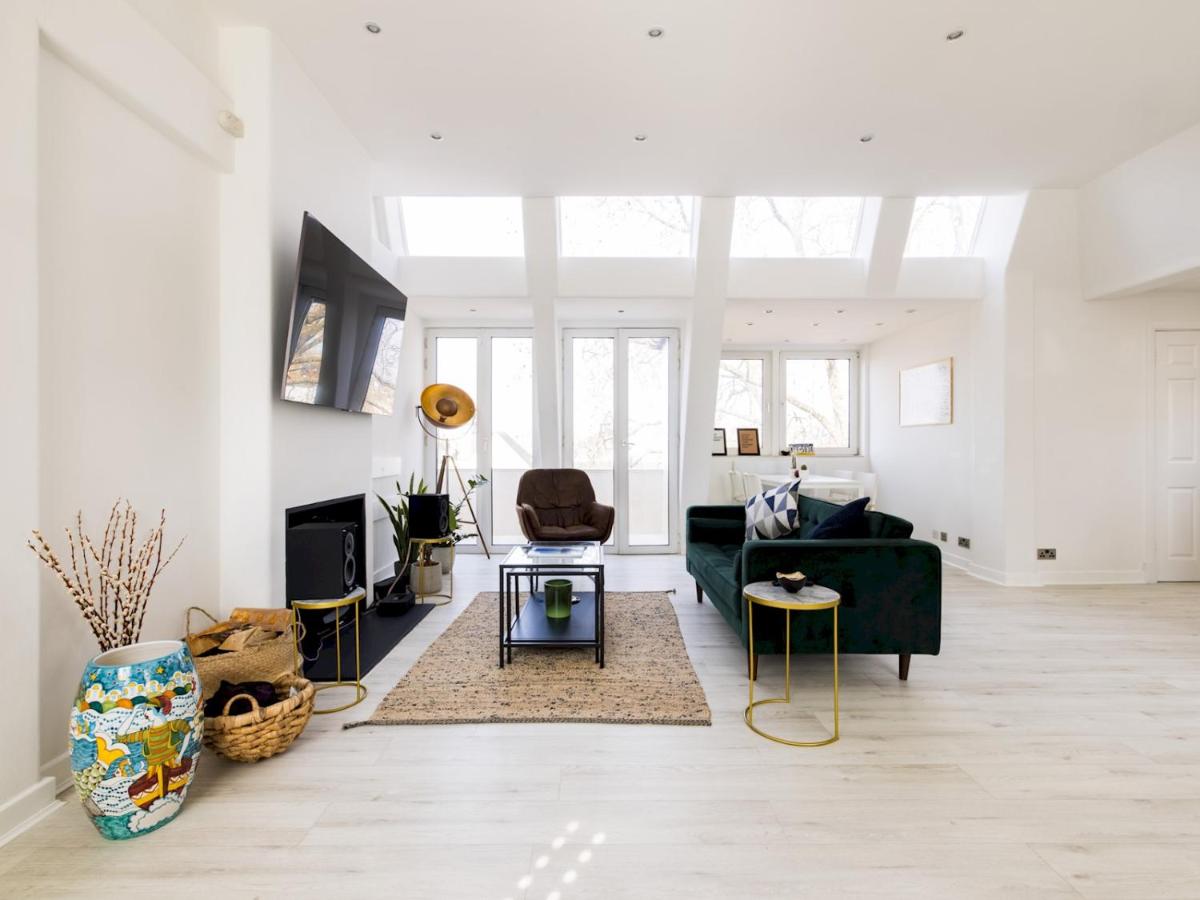 Stylish 2 bed flat with a roof terrace in Chelsea