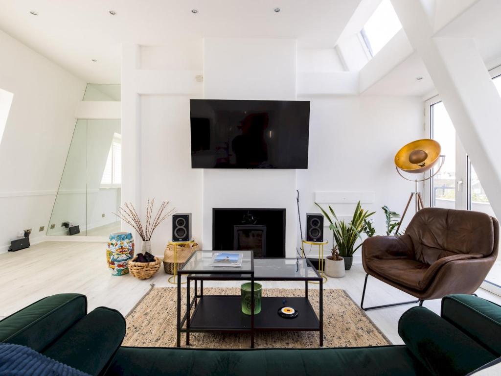 Stylish 2 bed flat with a roof terrace in Chelsea