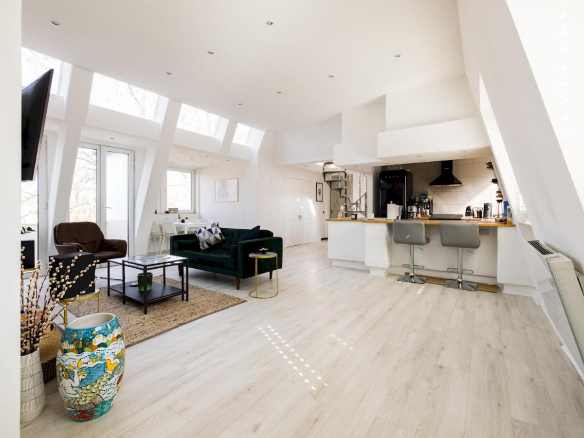 Stylish 2 bed flat with a roof terrace in Chelsea