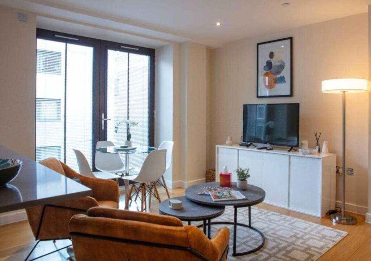 Westminster 1 bed apt with terrace