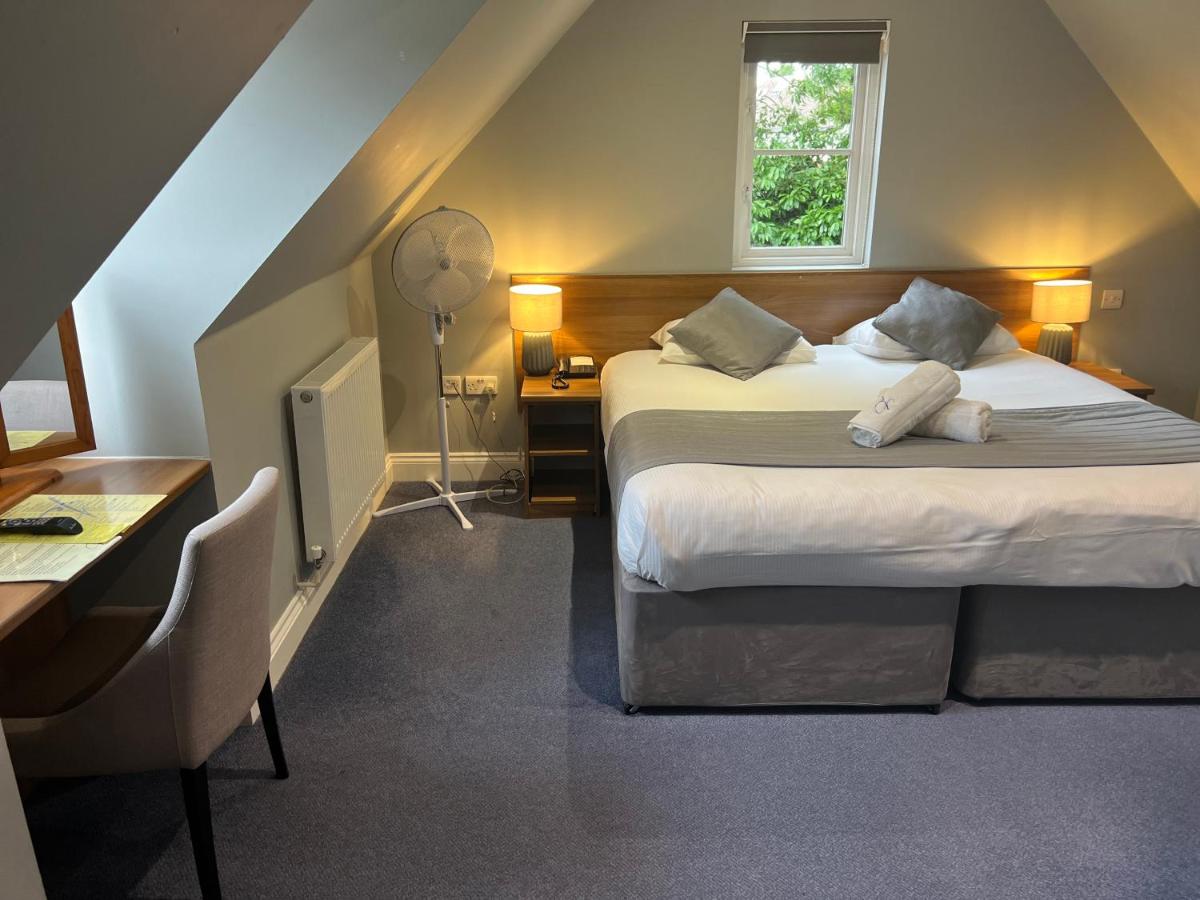 Corner House Hotel Gatwick with bookable Holiday parking