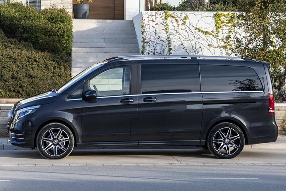 Arrival Transfer: Heathrow Airport LHR to London by Luxury Van