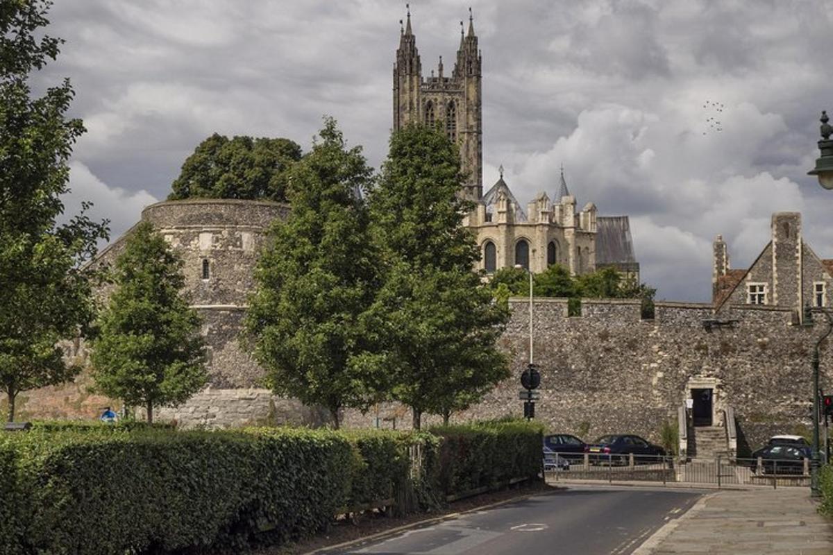 Canterbury Cathedral, Leeds Castle and Dover Castle Private Tour